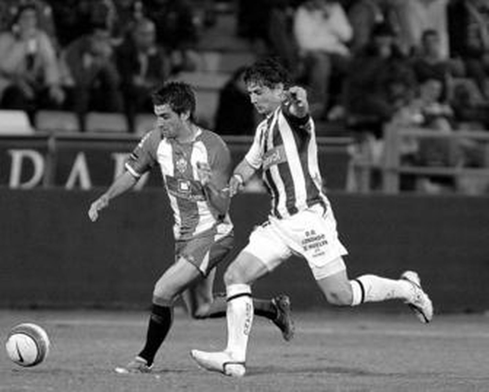 Natalio corre junto a un jugador del Recreativo en un partido de la presente Liga.