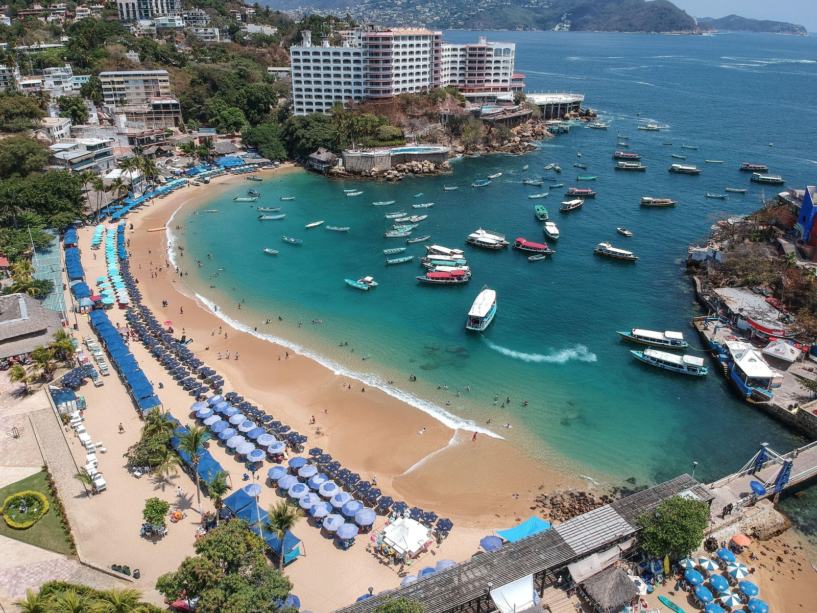 México: una playa en Acapulco completamente vacía