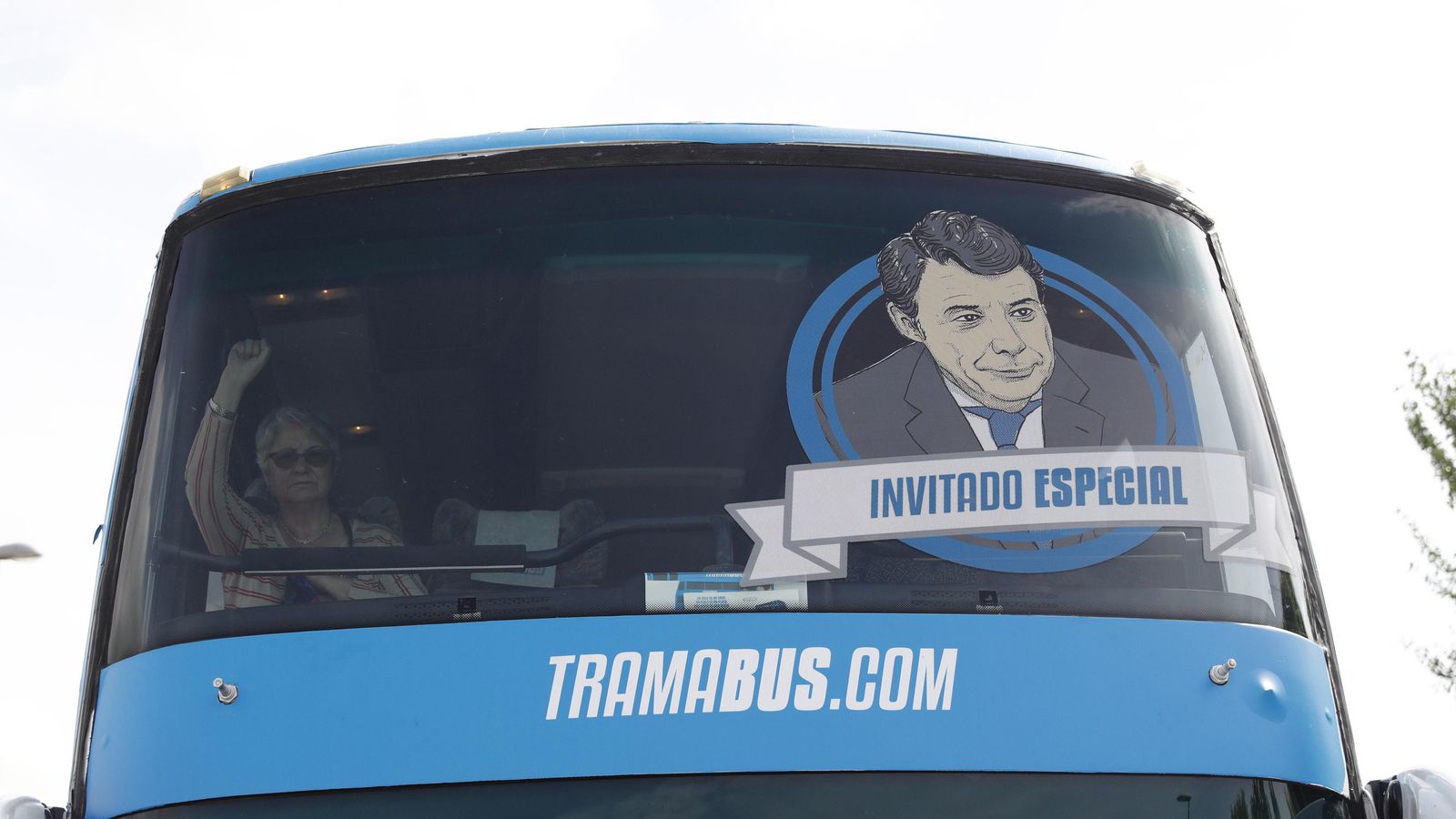 El tramabús de Podemos luce una caricatura de Ignacio González.