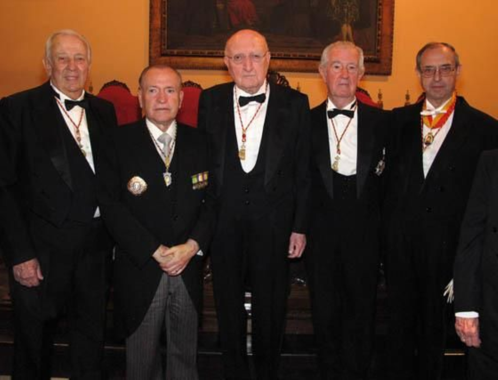 En los extremos, el catedrático Manuel Olivencia y el magistrado Guillermo Jiménez, que acompañaron al nuevo académico de honor; Gonzalo Piédrola, presidente del Instituto de Academias de Andalucía; Aurelio Menéndez y Pedro Luis Serrera Contreras, presidente de la Real Academia Sevillana de Legislación y Jurisprudencia.  Foto: Victoria Ramírez