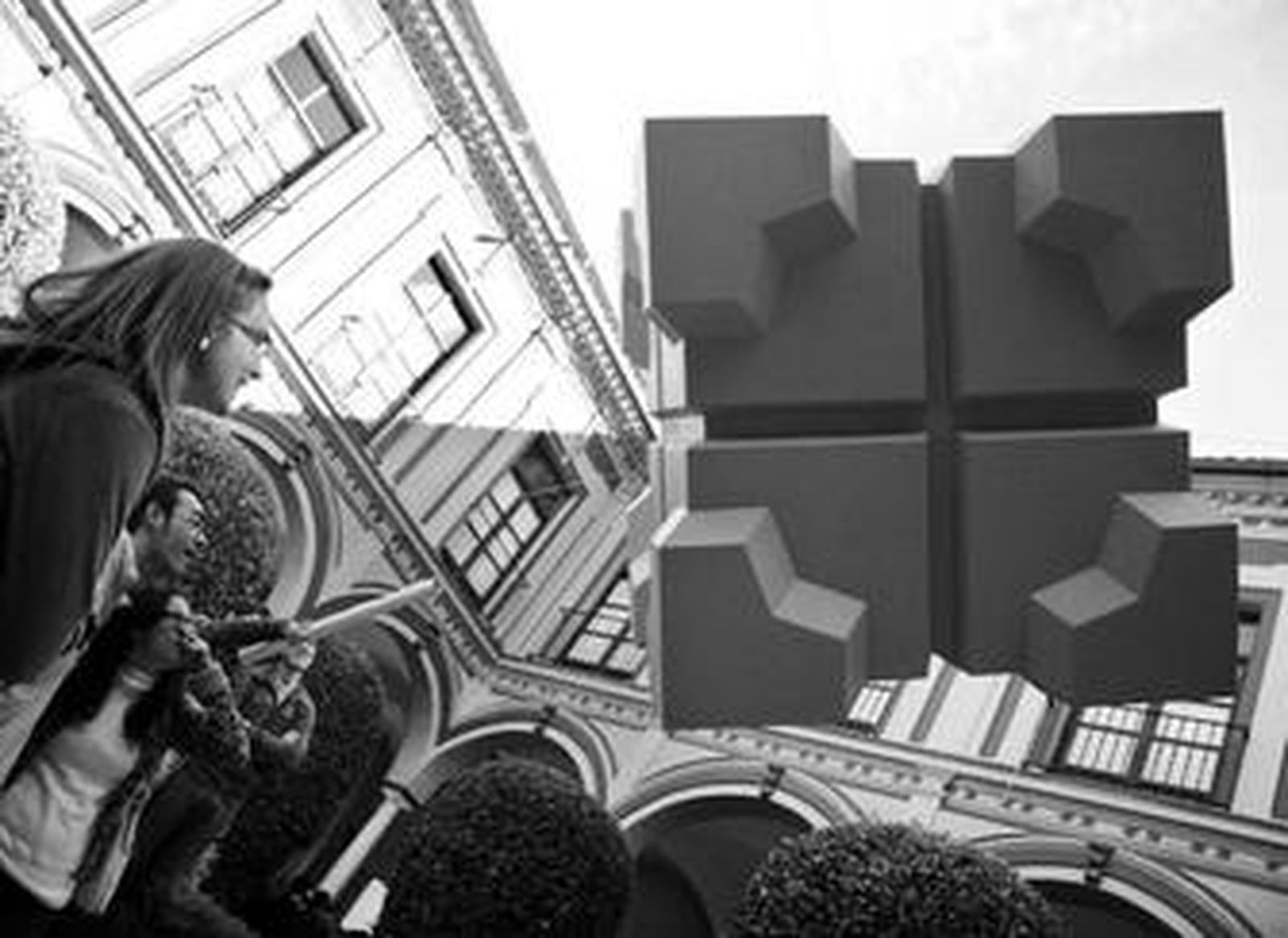 Visitantes observan la estructura expuesta en el patio de Emasesa, en la calle Escuelas Pías.