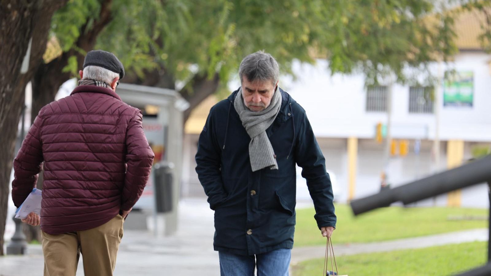 Un onubense camina bajo el frío este gélido miércoles de enero.