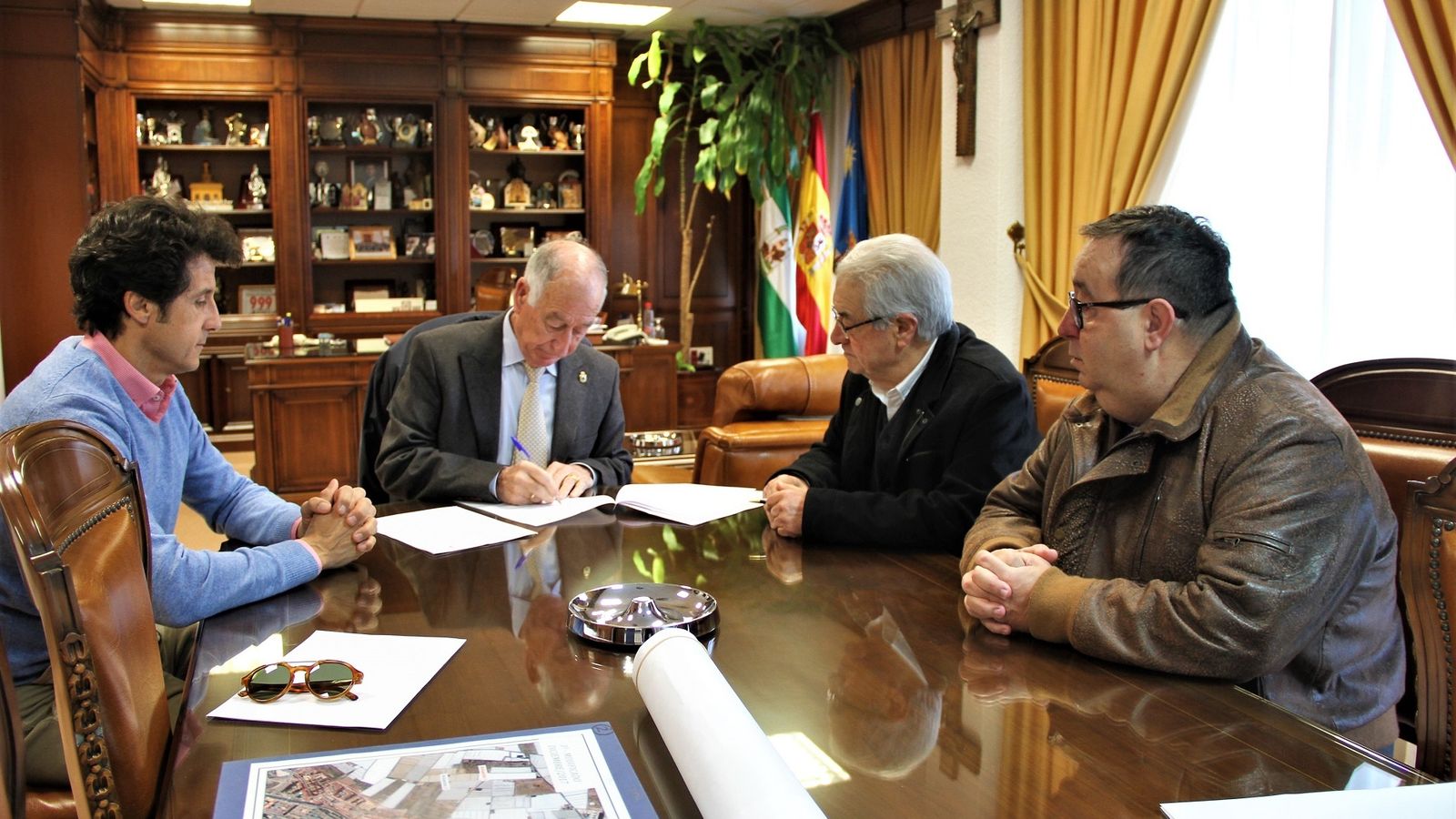 Gabriel Amat firma el convenio para la realización del curso.