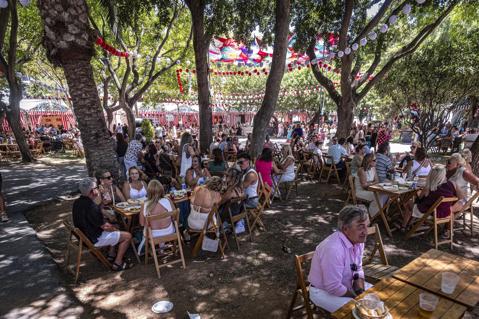 Búscate en las imágenes del Día de la Mujer de la Feria del Carmen y de la Sal de San Fernando