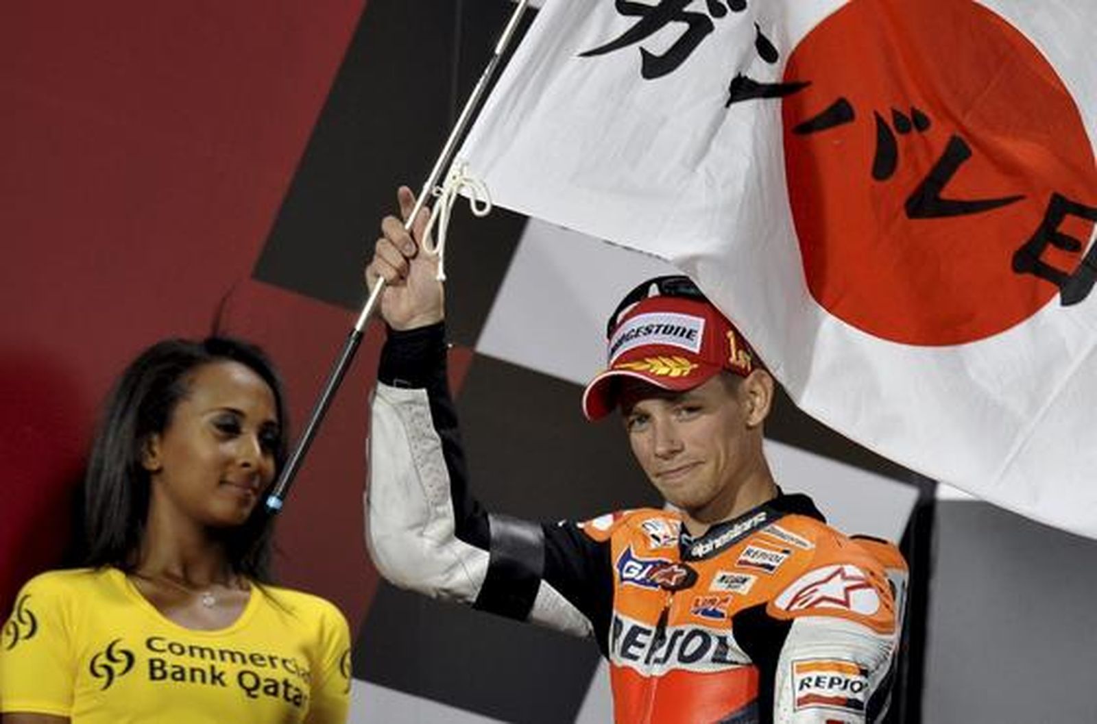 Casey Stoner celebra su victoria en Qatar.

Foto: Efe