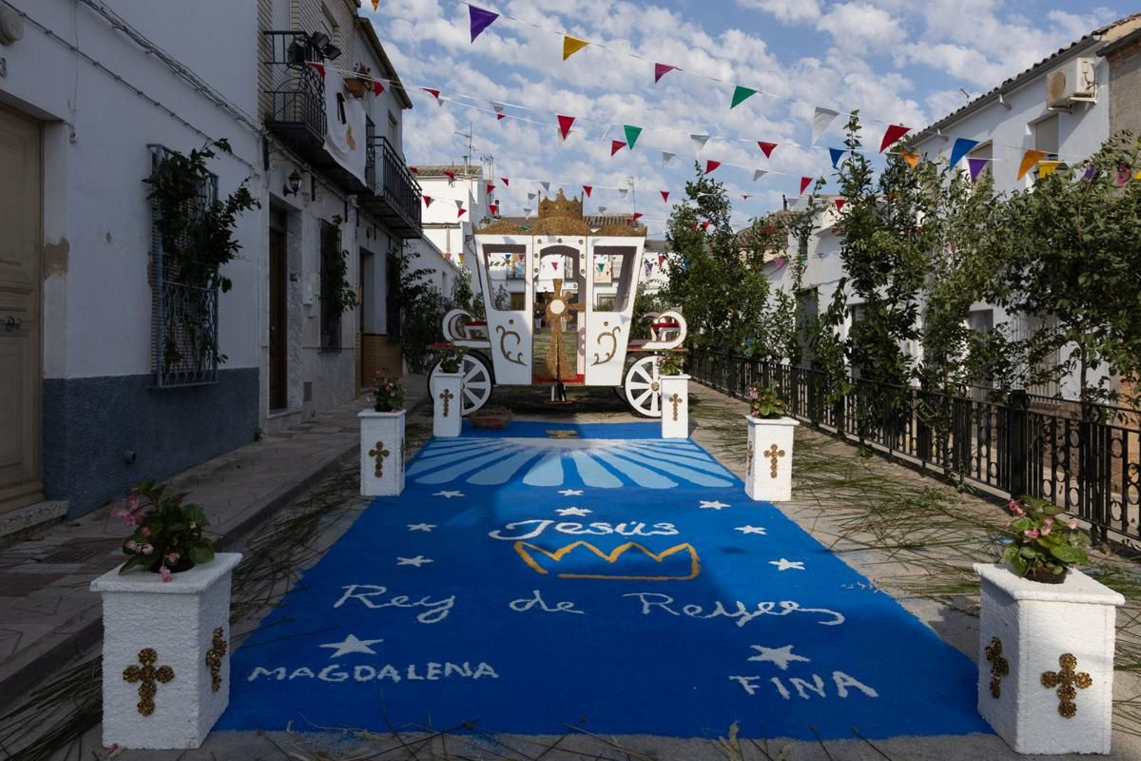 Los vecinos de Villardompardo exponen las obras de su Corpus un año más, en imágenes
