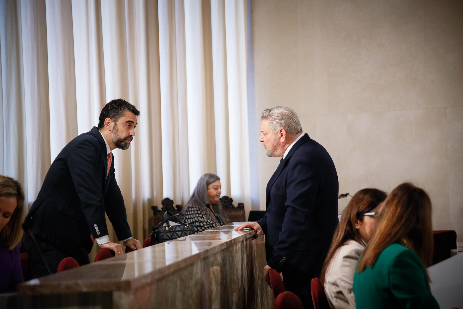 Pérez de la Blanca y Diego Cruz intercambian impresiones en el debate plenario