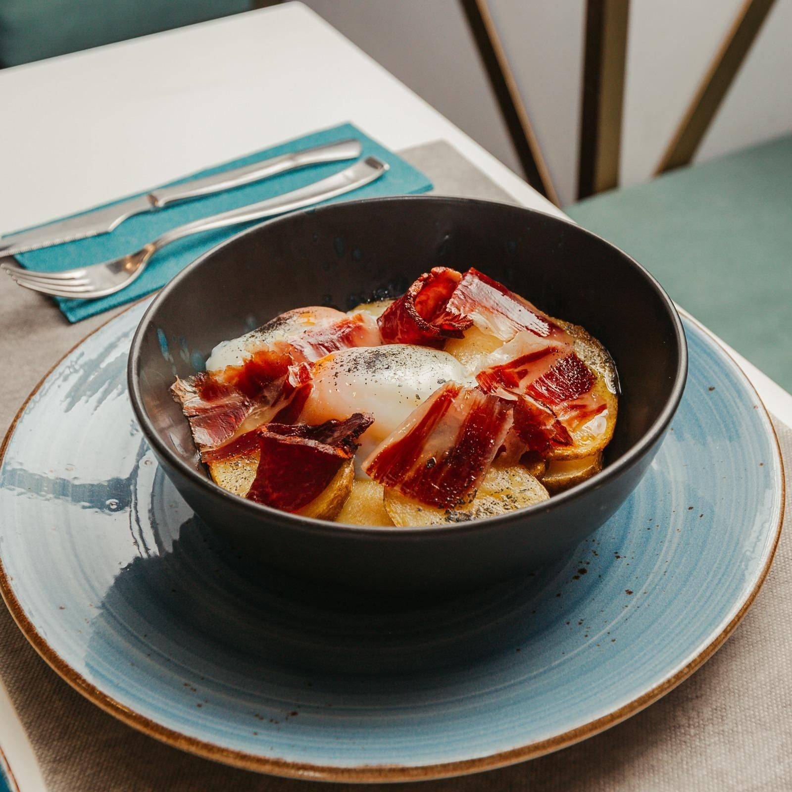 Huevo a baja temperatura con jamón ibérico del Valle de Los Pedroches y presa madurada en pimentón de la Vera ahumado