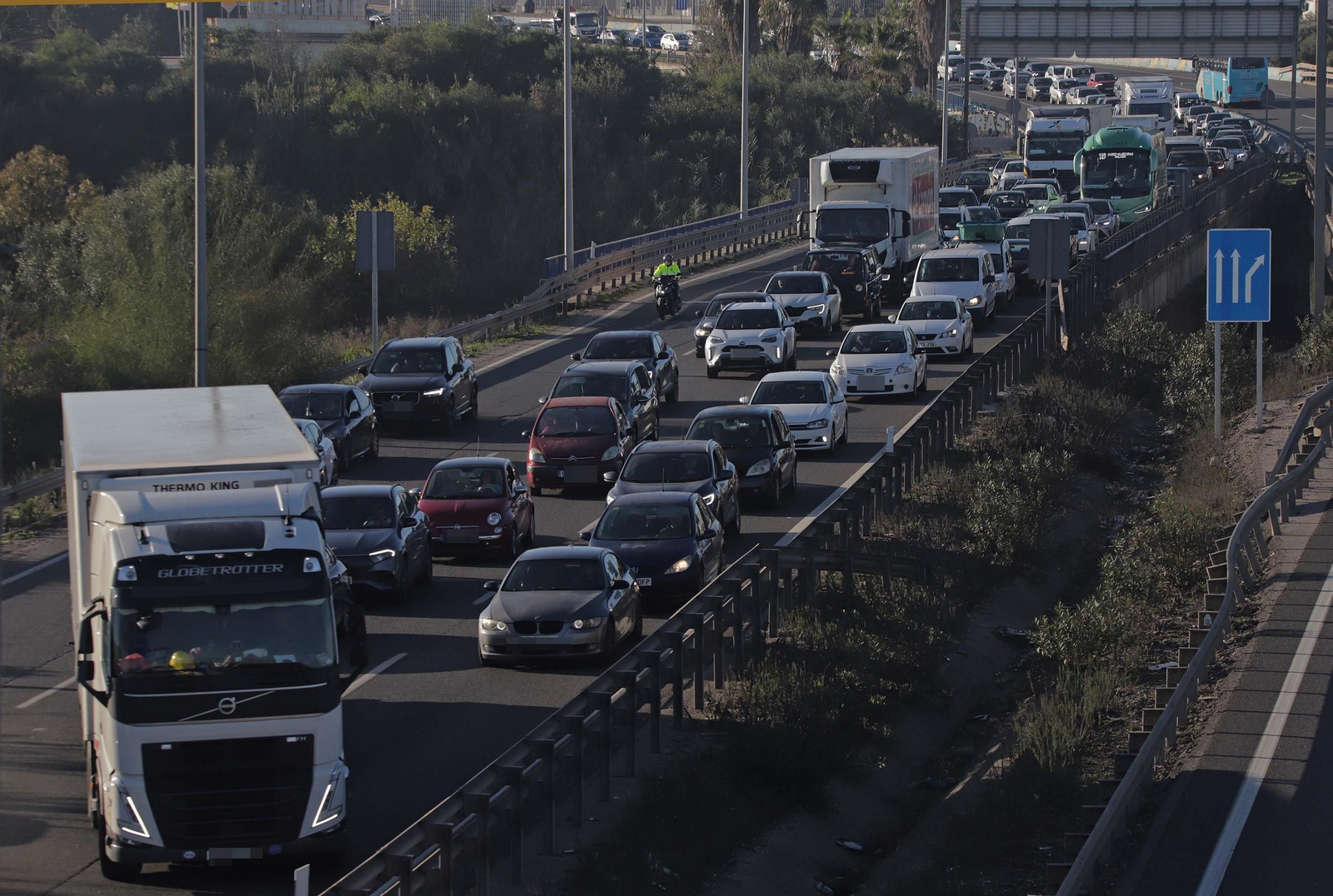 Fotos del camión volcado en la A7 en Los Barrios