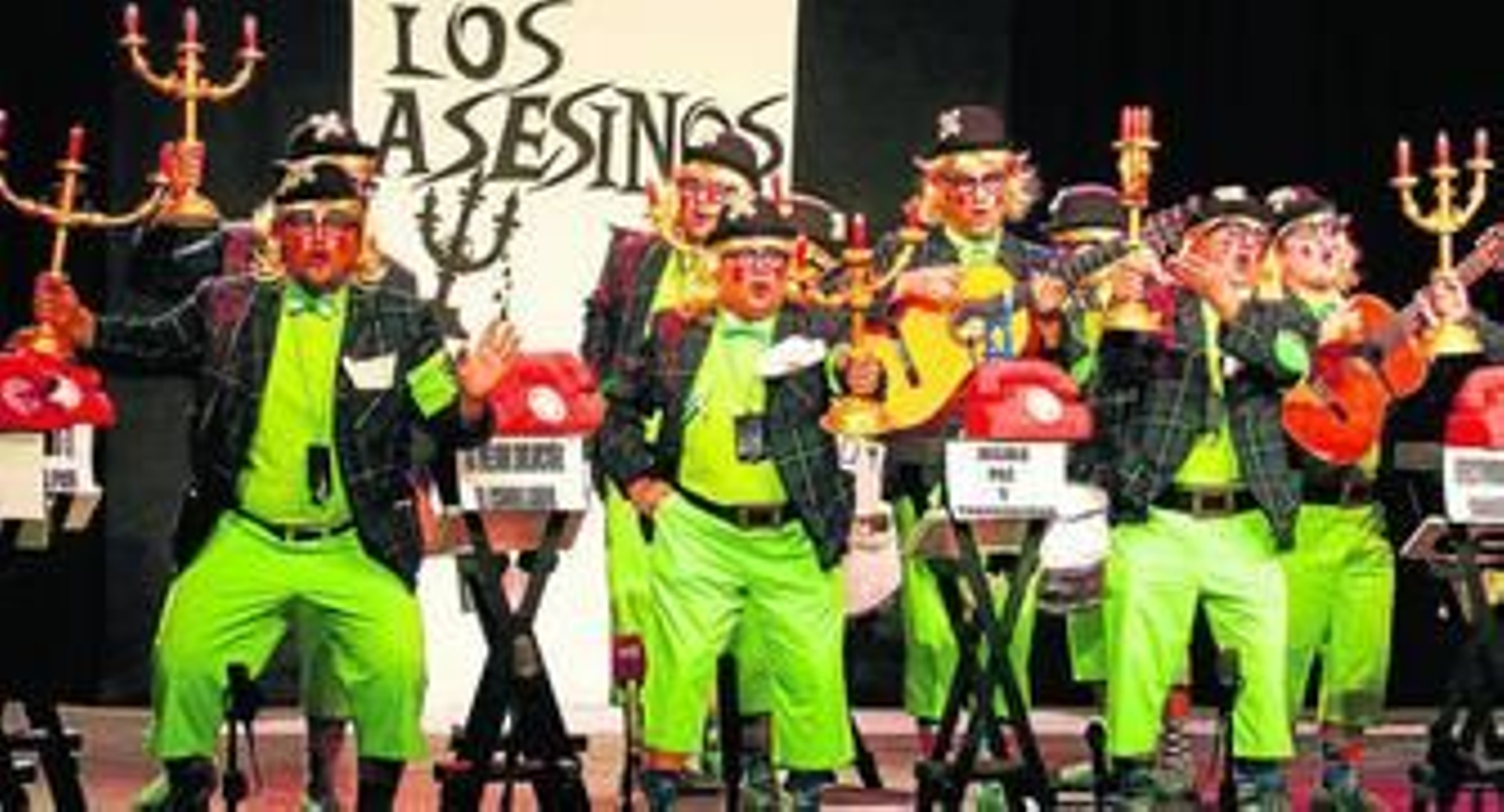 1. La murga Los asesinos en serio, de Huelva. 2. Los jugadores del Recreativo, Raúl Arcas, Borja Granero, Manu Fernández y Álvaro Vega. 3. La comparsa El rincón de los elegidos, de Punta Umbría. 4. La murga Los consejeros del señor presidente, de Carmona (Sevilla). 5. Dos chicas disfrazadas.