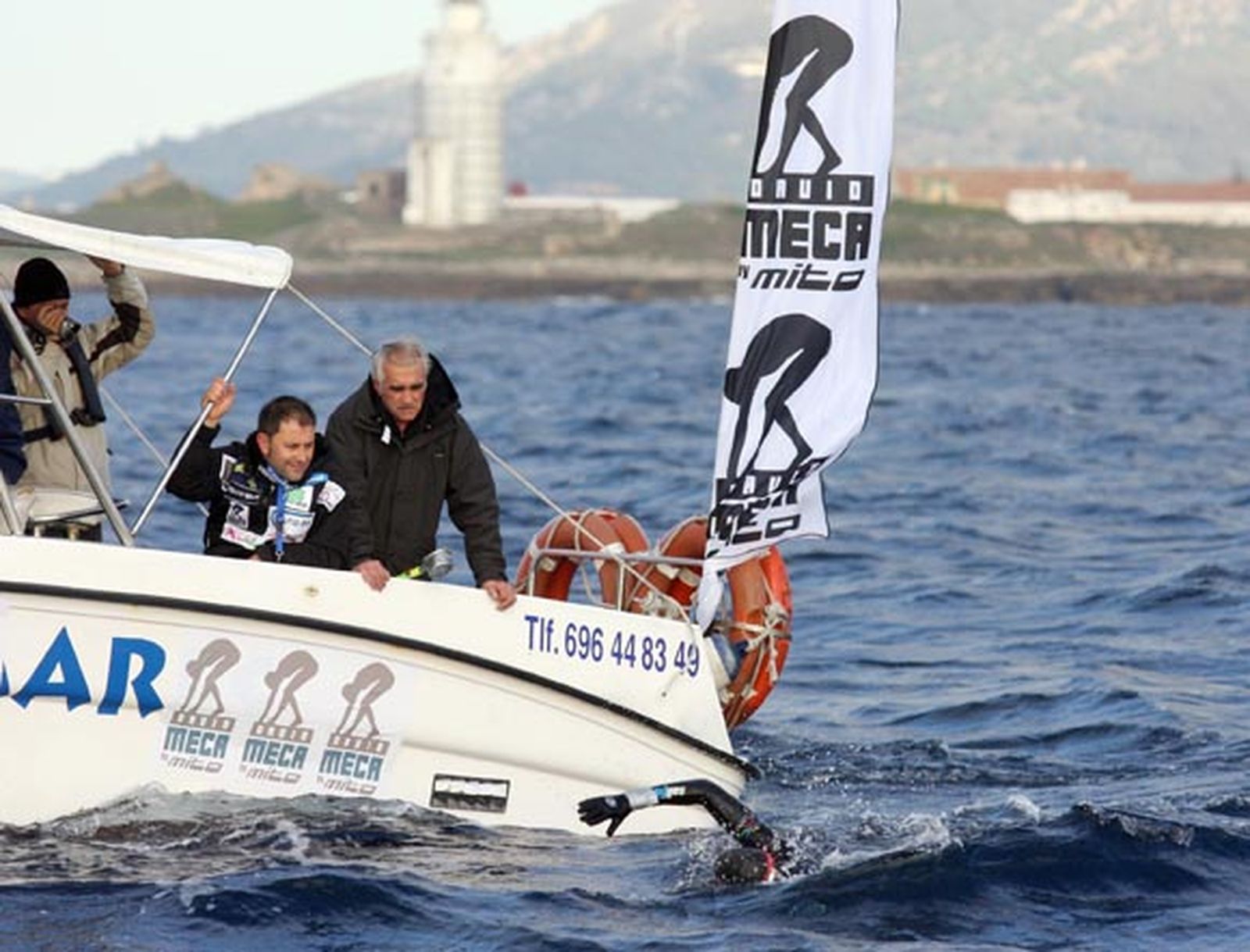 David Meca inicia el reto del triple cruce del Estrecho