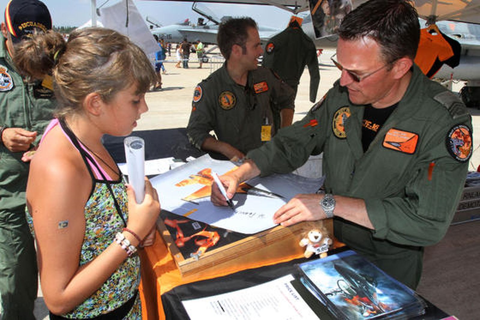 La jornada de puertas abiertas del II Festival Aéreo Internacional de Málaga contó con la presencia de muchos curiosos.

Foto: Yolanda Montiel