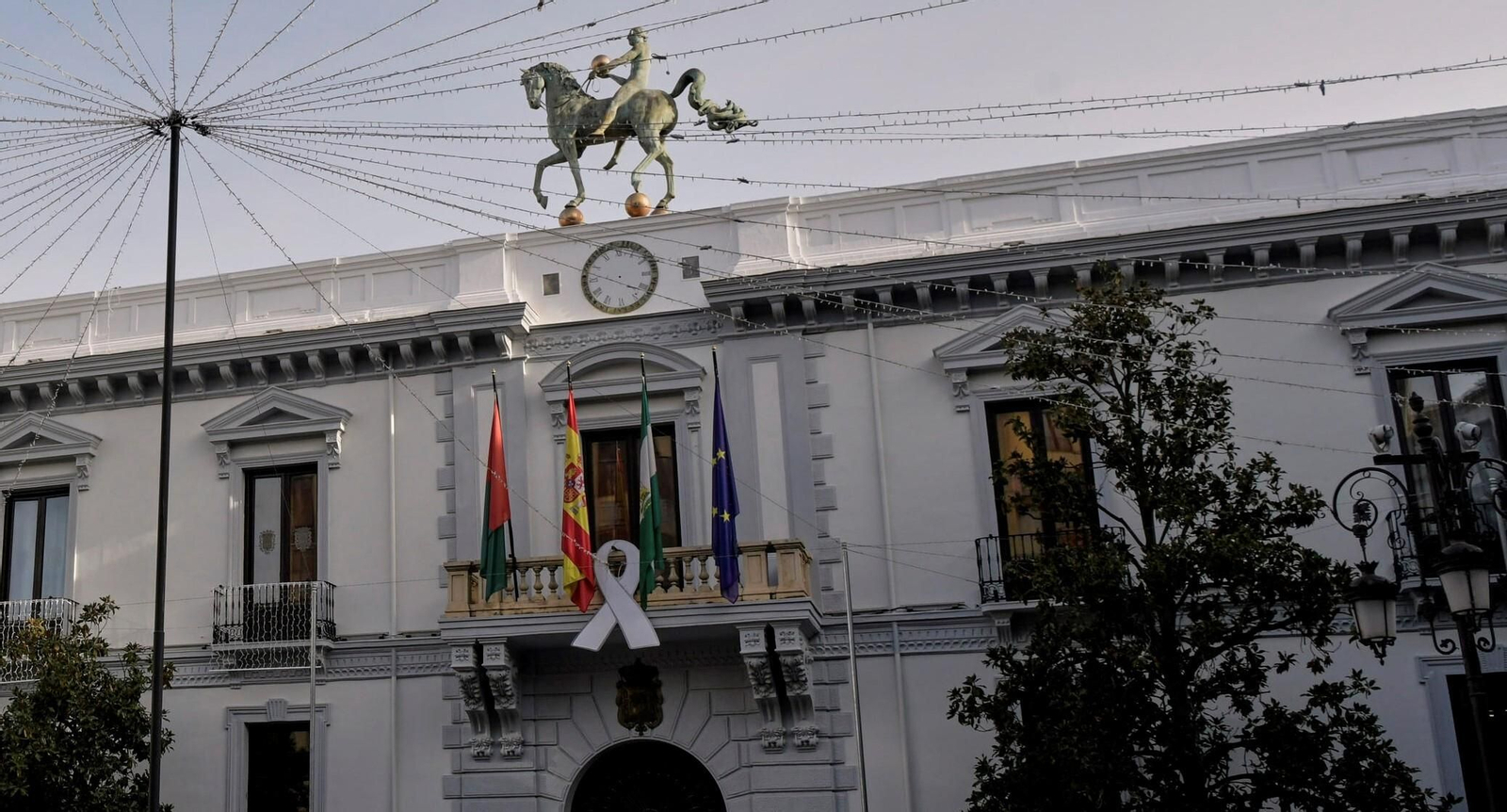 El lazo blanco contra la violencia de género luce en el balcón del Consistorio.