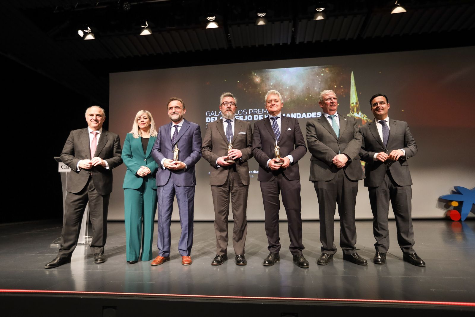 Foto de los premiados y participantes en la gala del Consejo de Cofradías.
