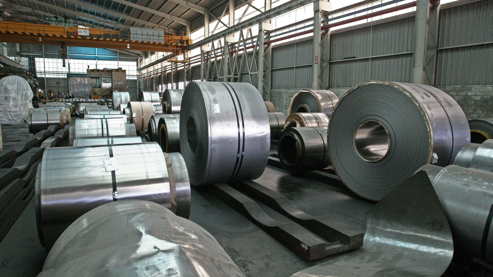 Bobinas de acero inoxidable en la factoría de Acerinox Europa de Palmones.