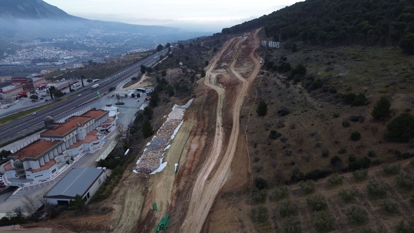 Vista general en el inicio de obra del tramo A-92, en la zona de emboquille oeste del Túnel de los Abades