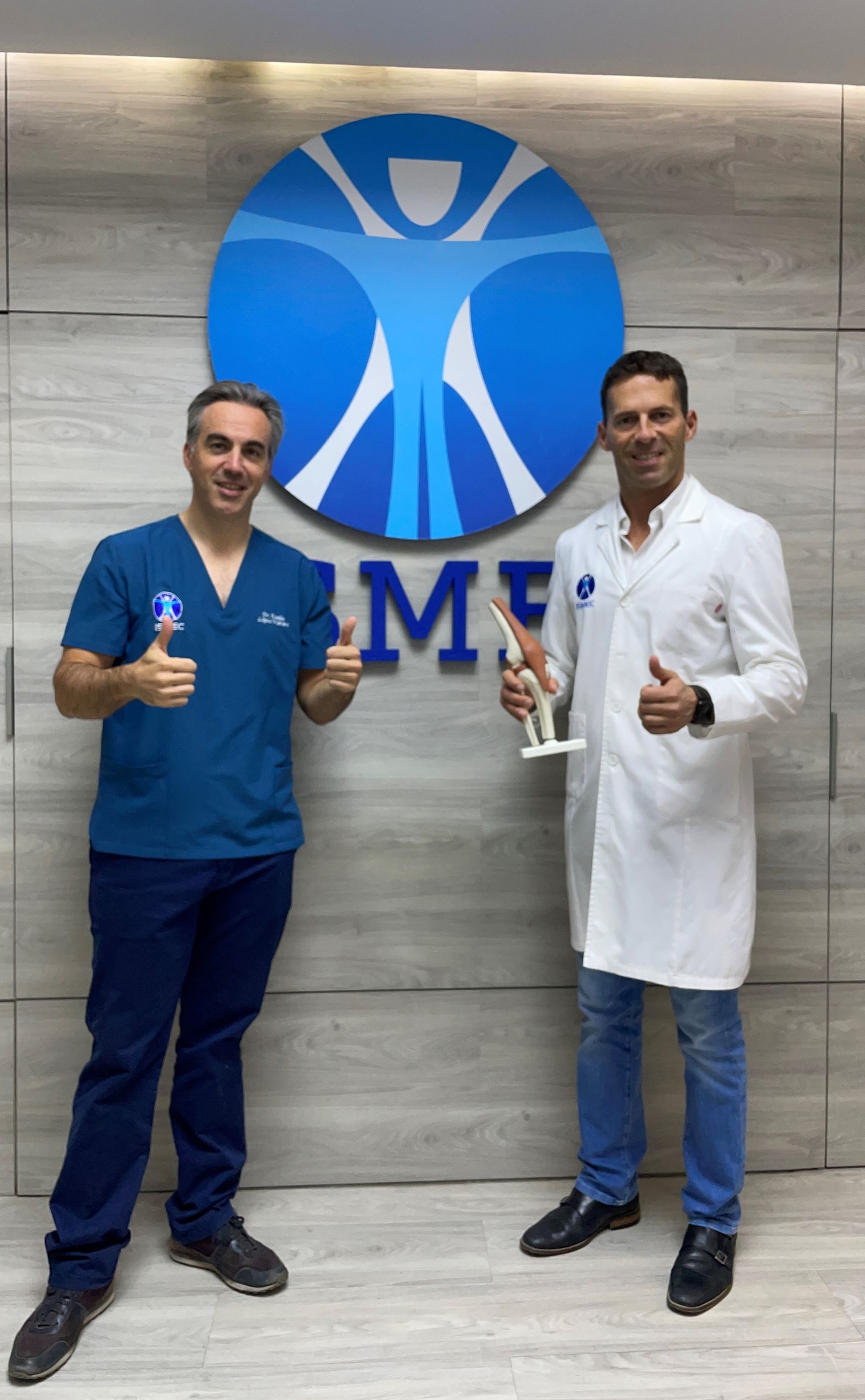 Los doctores López-Vidriero y Pablo Gelber, en la sede de ISMEC en Sevilla.