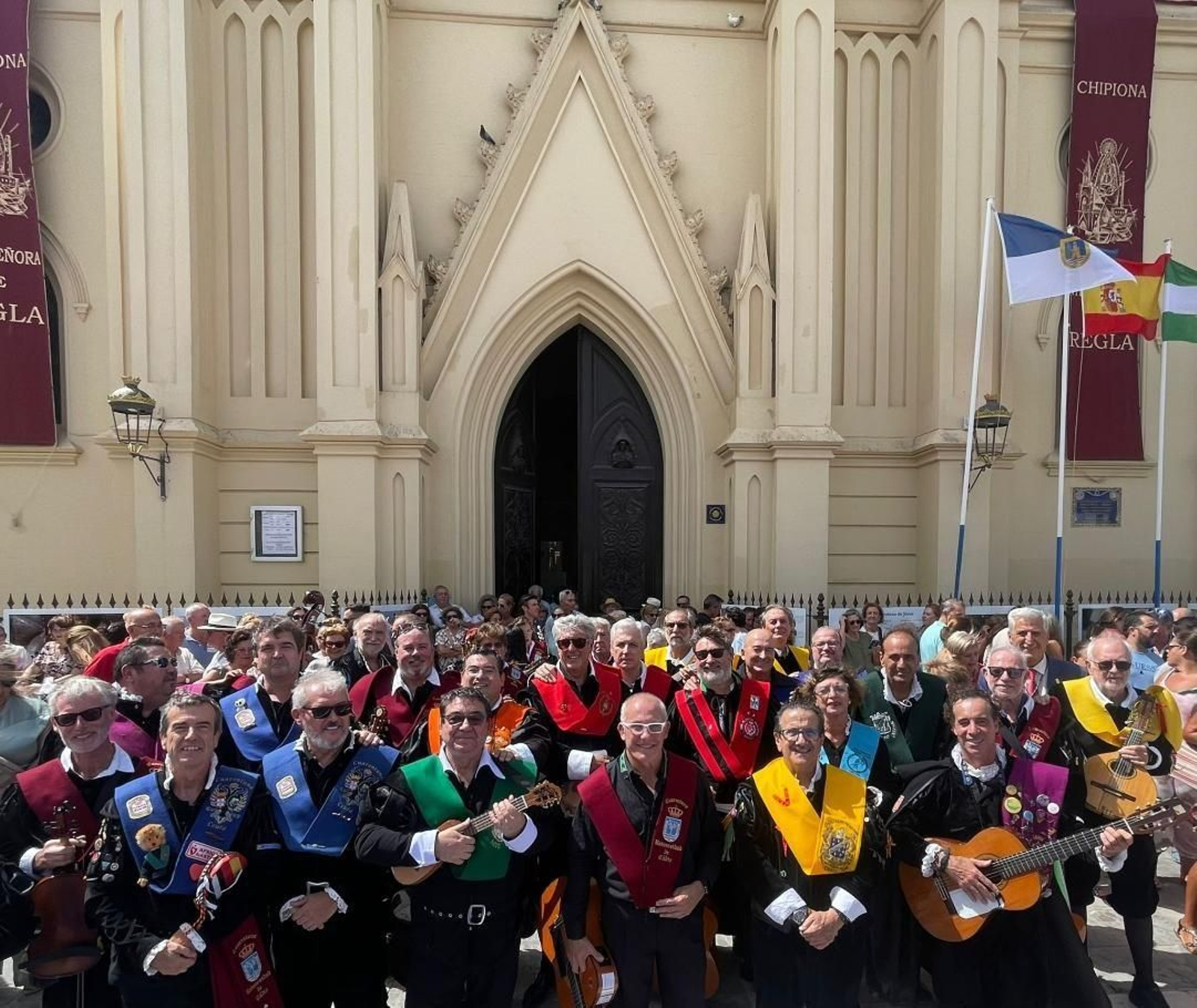 El grupo de tunos durante la tradicional ofrenda musical a la Virgen de Regla en el Santuario de Chipiona.
