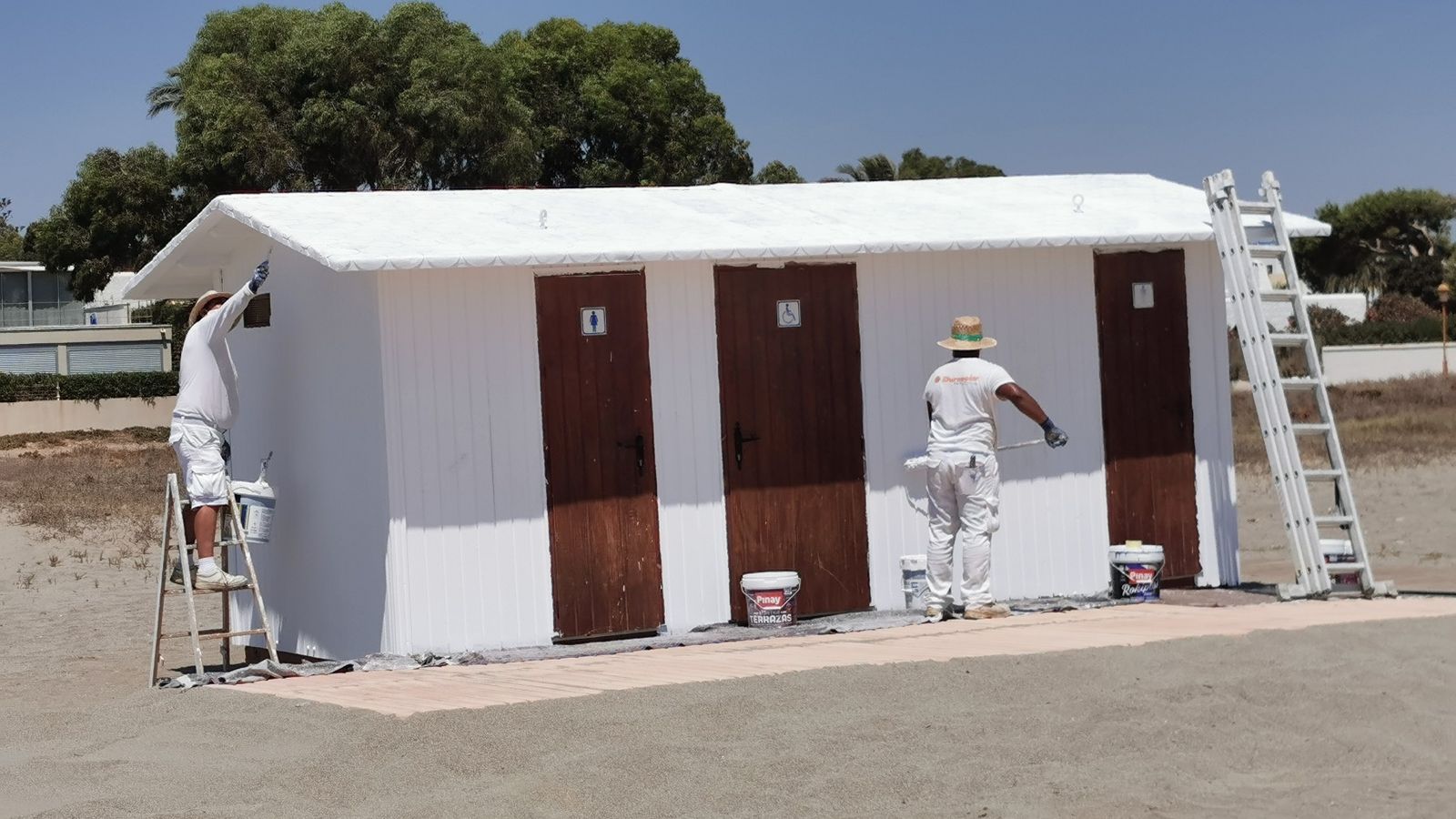 Pintura de los módulos instalados en el litoral veratense.