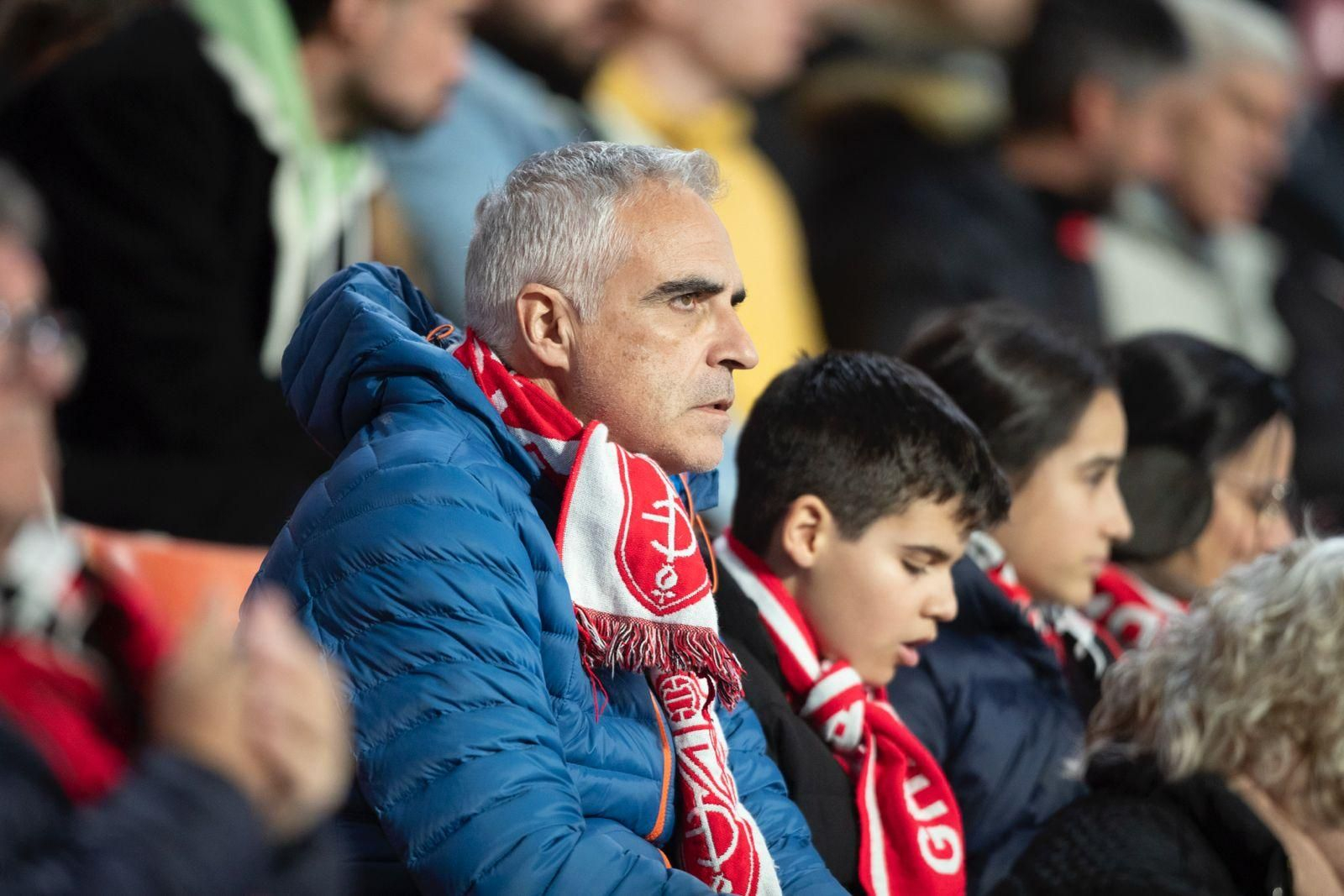 Encuéntrate en la grada de Los Cármenes durante el Granada-Córdoba