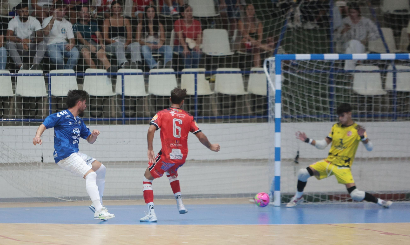 Imágenes del encuentro Xerez Toyota-Alchoyano en el Polideportivo Ruiz-Mateos de Jerez