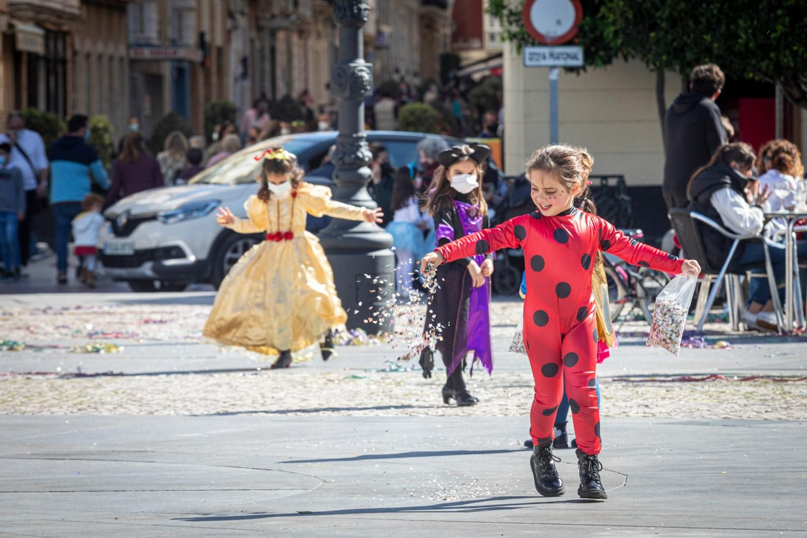 Así vive Cádiz el domingo de Carnaval del coronavirus