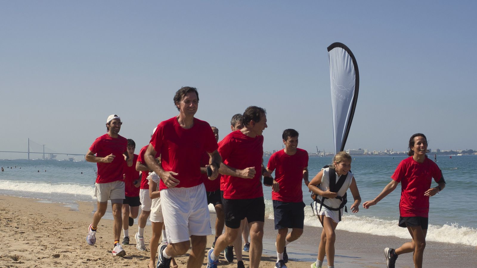 El último tramo de la carrera solidaria se desarrolló por la orilla de la playa de Vistahermosa..