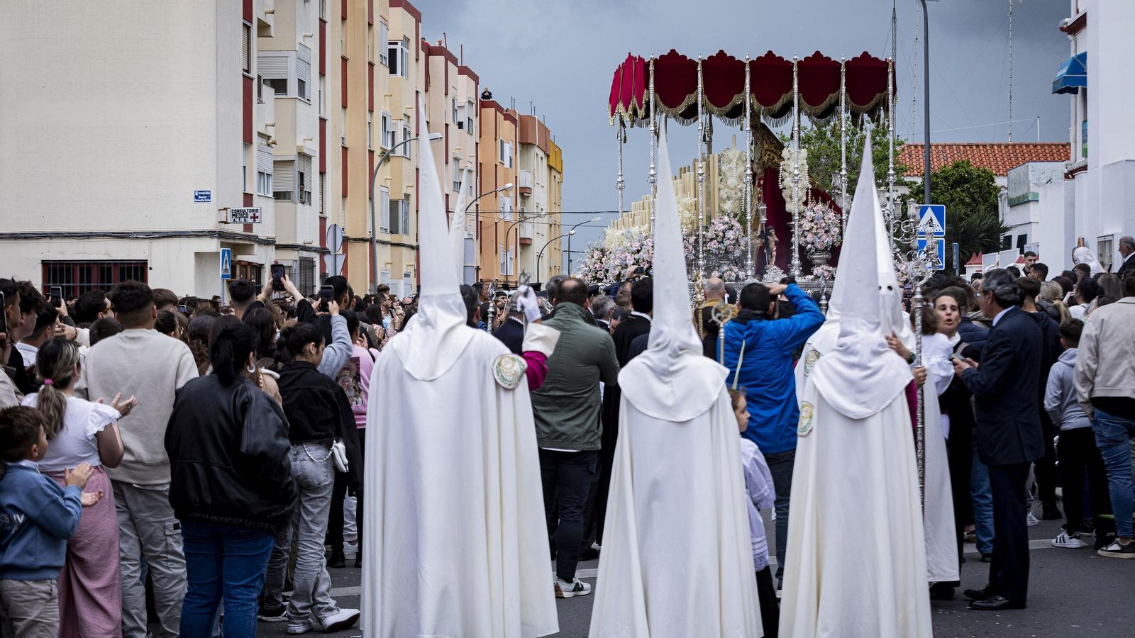En imágenes,  El Prendimiento de San Fernando tuvo que volverse a su templo entre lágrimas y lluvia