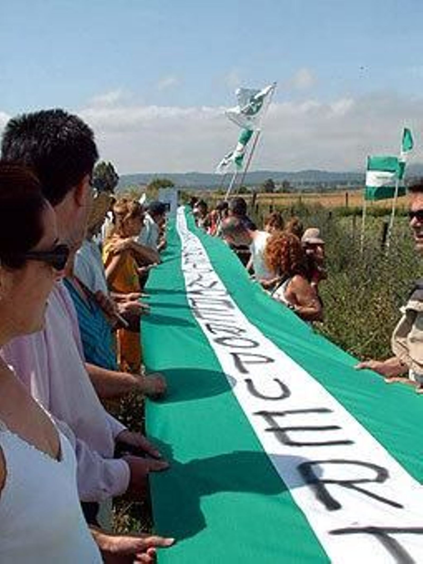 Manifestación contra el aeropuerto de Jimena organizada en 2004. Manifestación contra el aeropuerto de Jimena organizada en 2004.