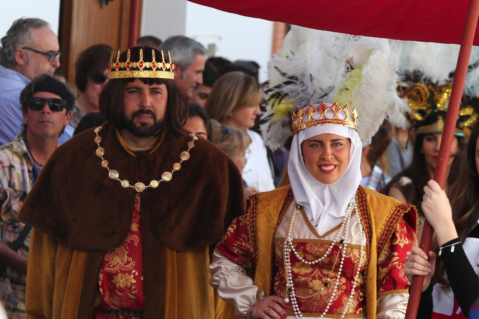Imágenes del desfile de la XIX Feria Medieval del Descubrimiento, en Palos de la Frontera