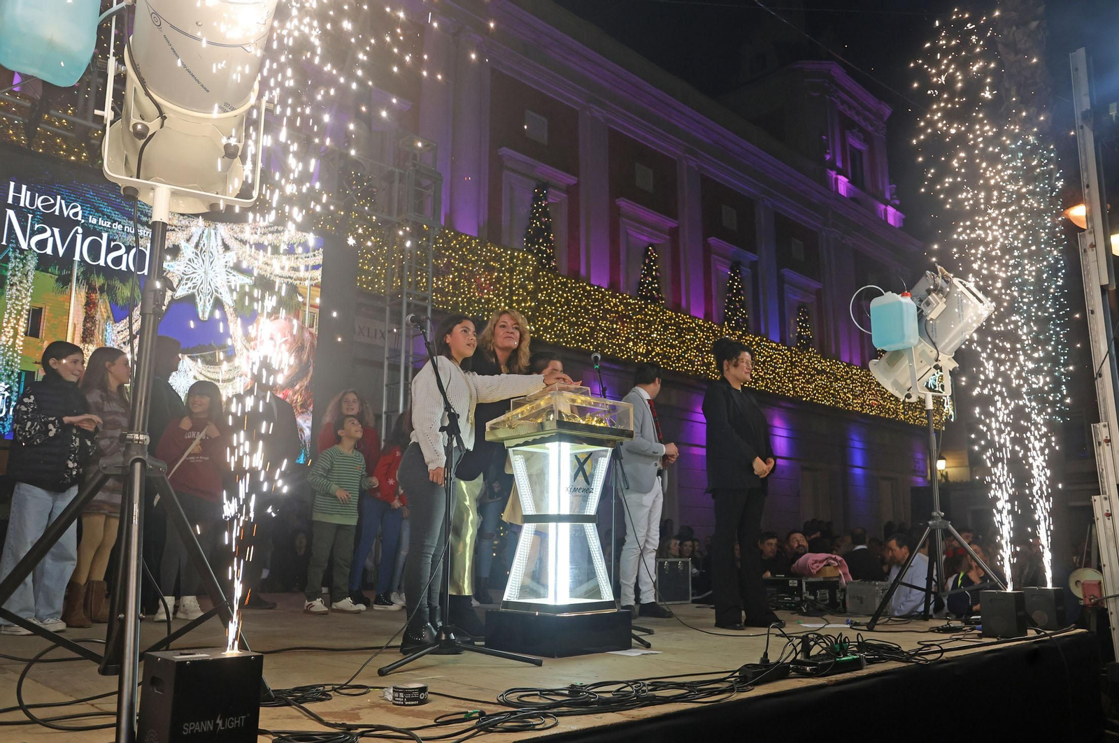 Imágenes de la nevada y alumbrado navideño en Huelva