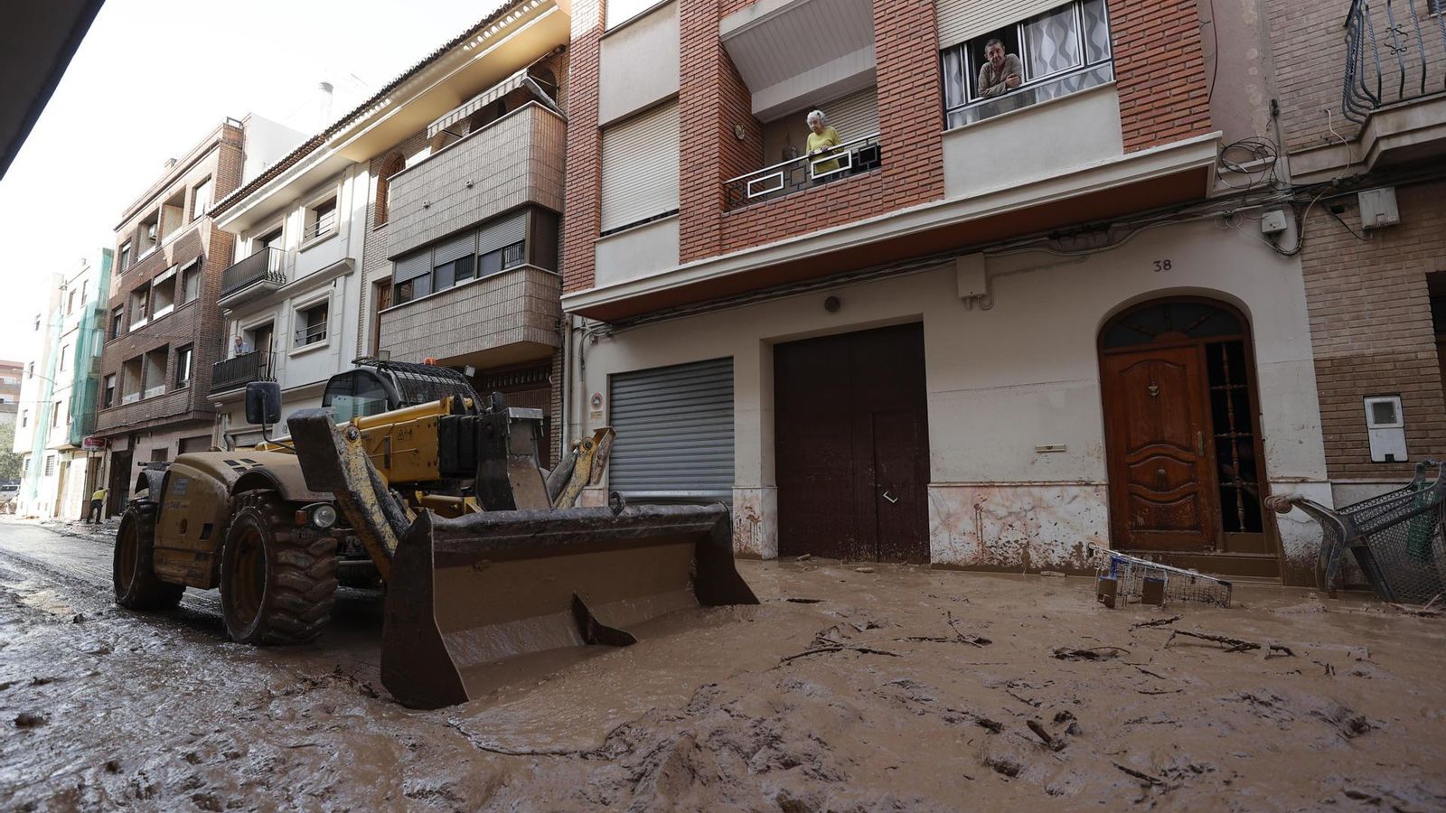 Una máquina escavadora retira el lodo acumulado en las calles tras las intensas lluvias caídas por la fuerte dana en Valencia