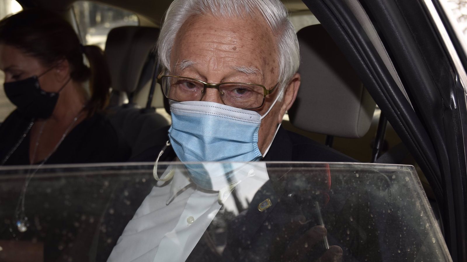 El padre Ángel atiende a los periodistas a las puertas de la casa de Isabel Preysler, el mediodía de este lunes.