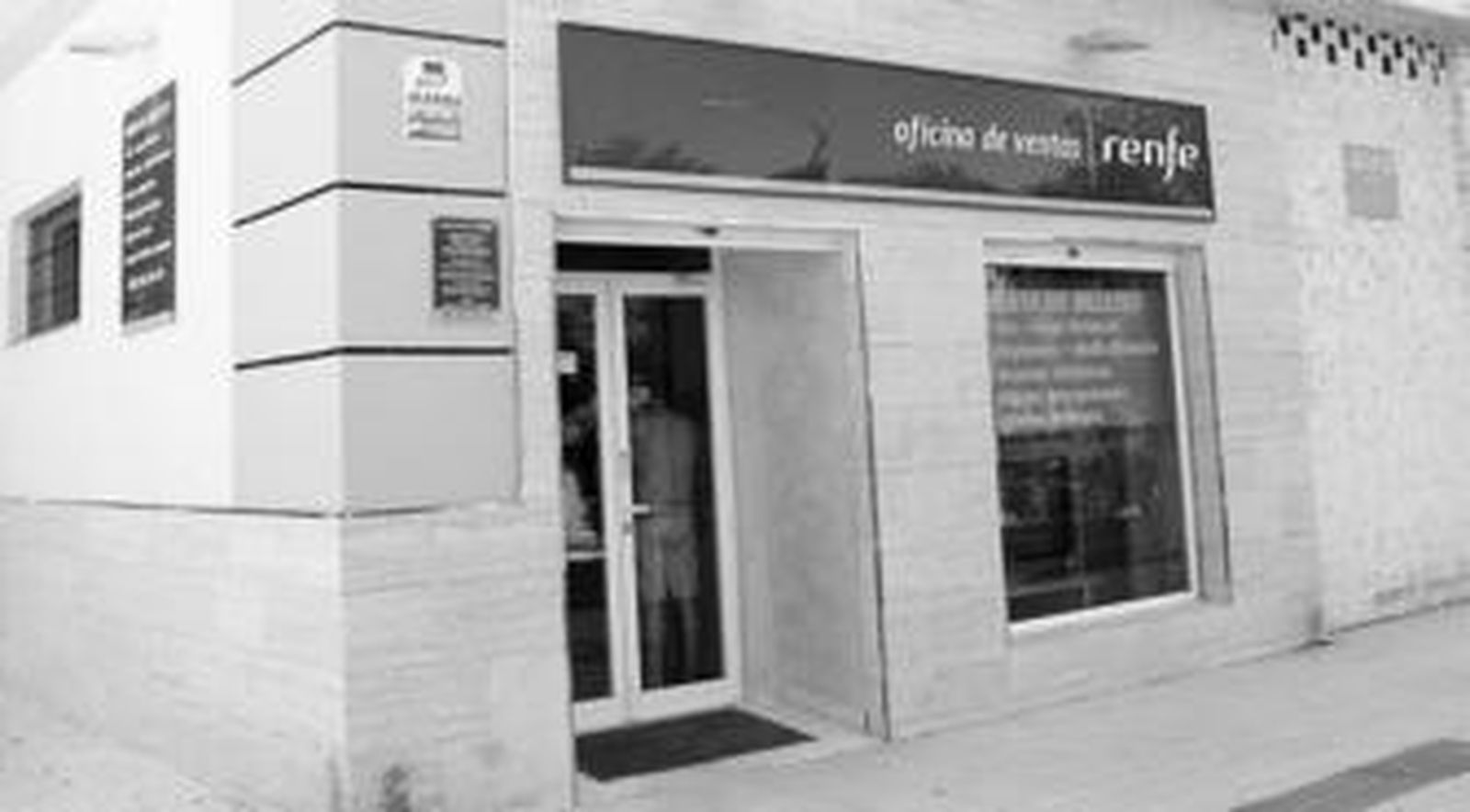 La nueva oficina de Renfe situada en la avenida Pery Junquera, frente al Parque del Oeste y junto a la urbanización Isla de León.