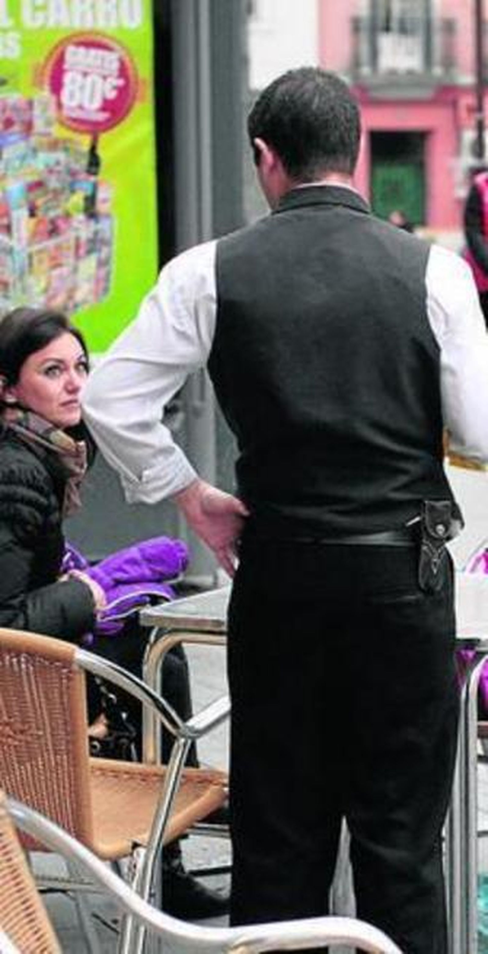 Un camarero en la terraza de un bar.