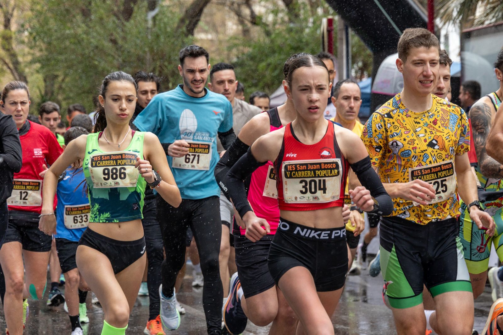 En imágenes: la lluvia no frena a más de un millar de corredores en la V Carrera Popular del IES San Juan Bosco (1)