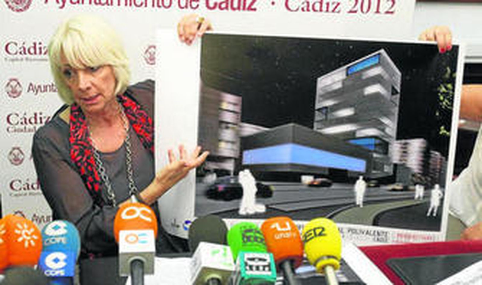 La alcadesa, presentando en 2011 el boceto del edificio que Aguas de Cádiz pretende construir junto a la Martona para uso administrativo.