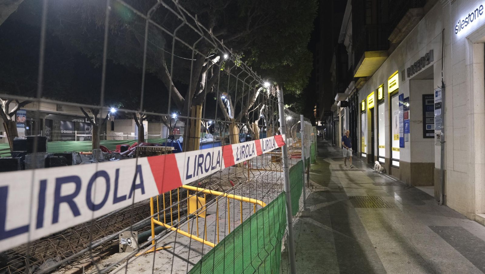 Las obras de peatonalización del Paseo de Almería entran en el turno de noche, en imágenes