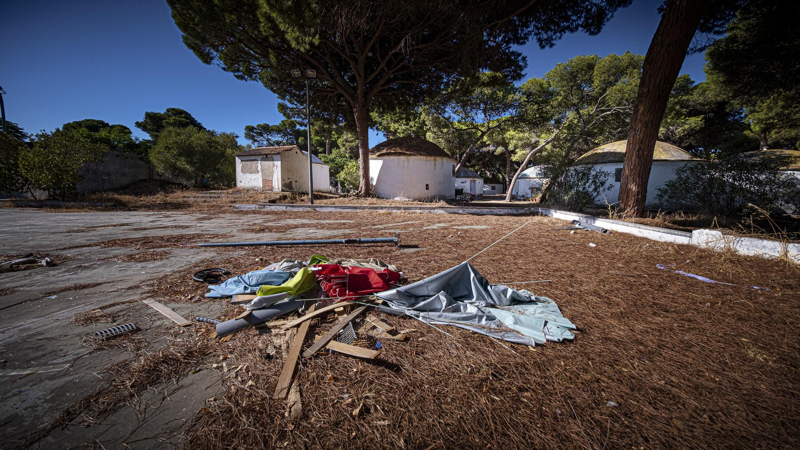 Las imágenes actuales del estado de abandono del antiguo campamento La Forestal en Rota