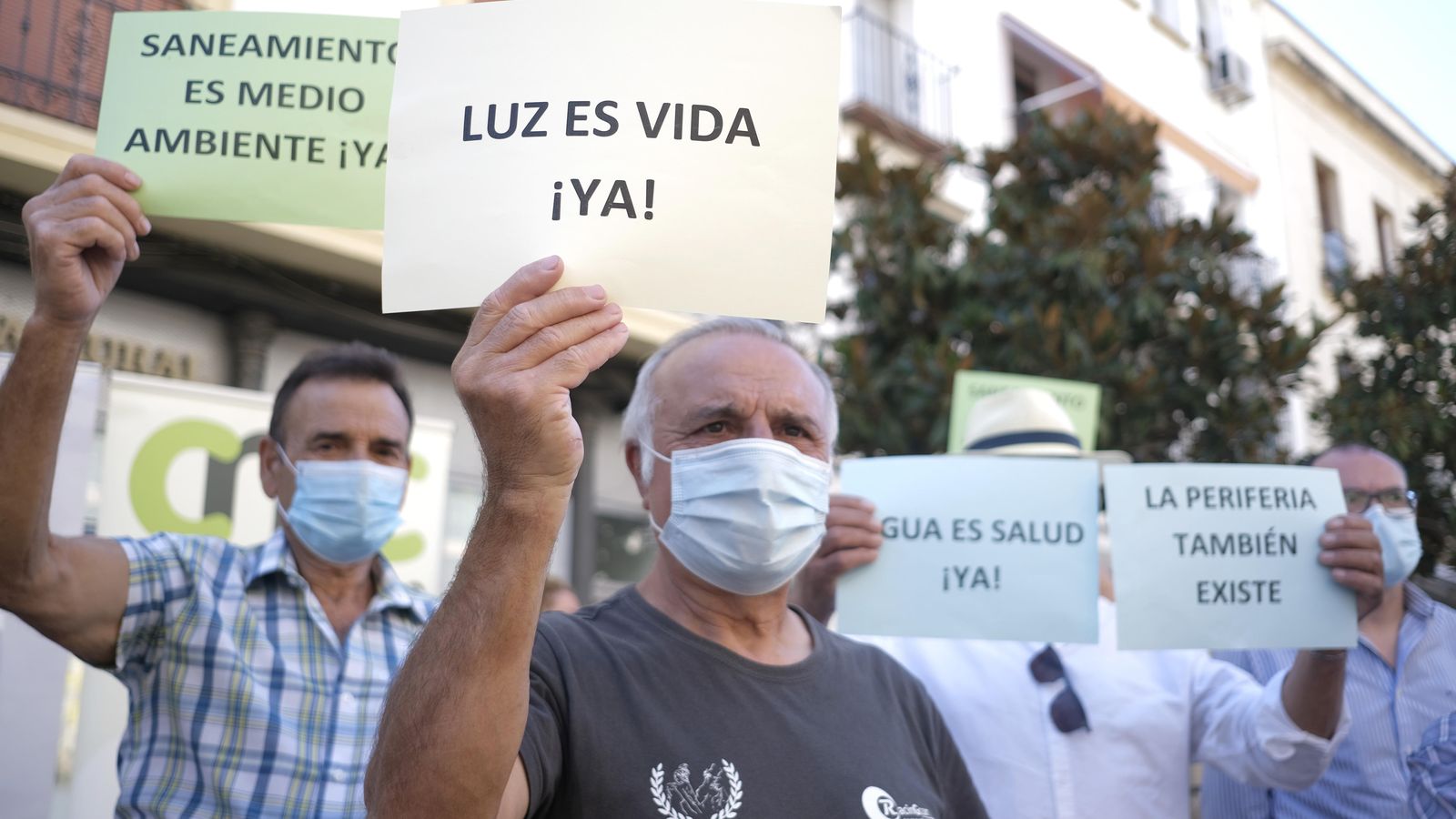 Vecinos de la periferia en la concentración frente al Ayuntamiento.