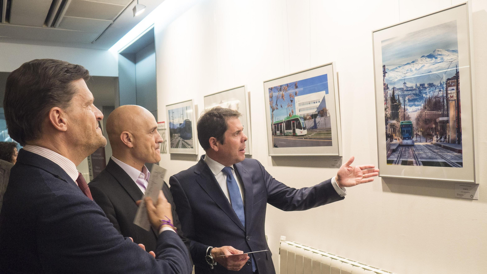El delegado de Fomento, José Antonio Martín, recorre la exposición junto al presidente de la Cámara, Gerardo Cuerva.