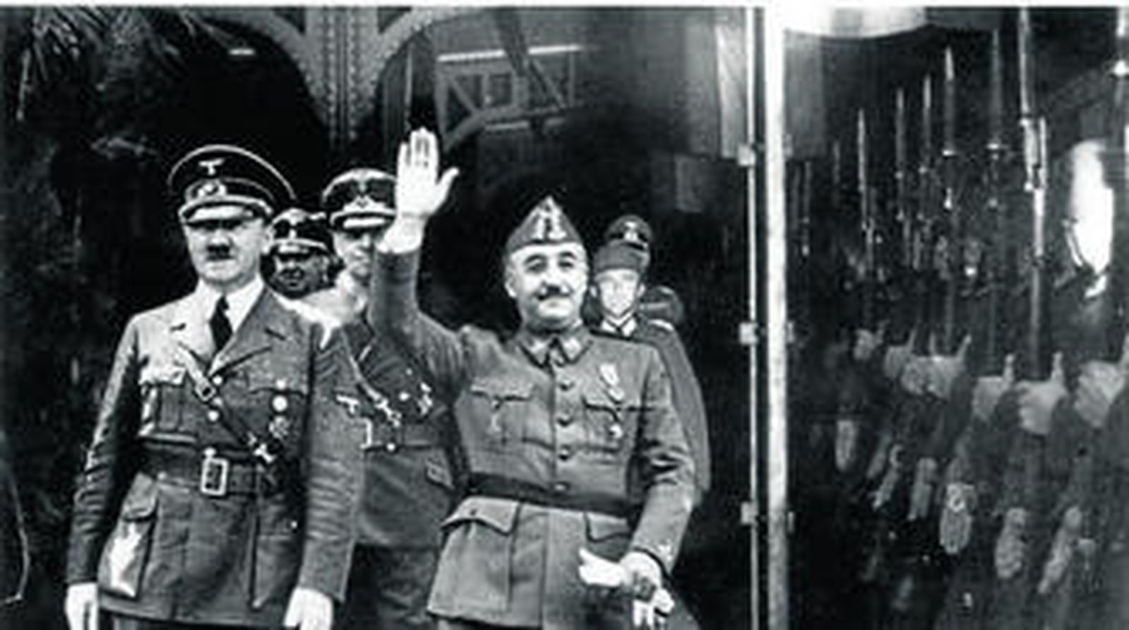 El general Francisco Franco aparece junto a Hitler en la fotografía.