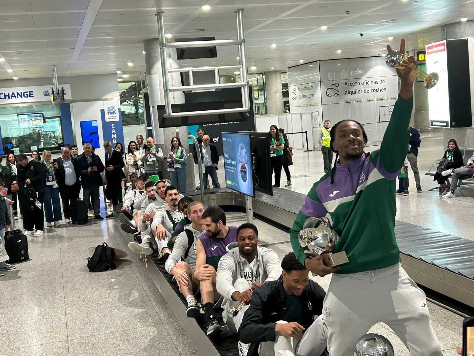 Alegría en la llegada del Unicaja al aeropuerto