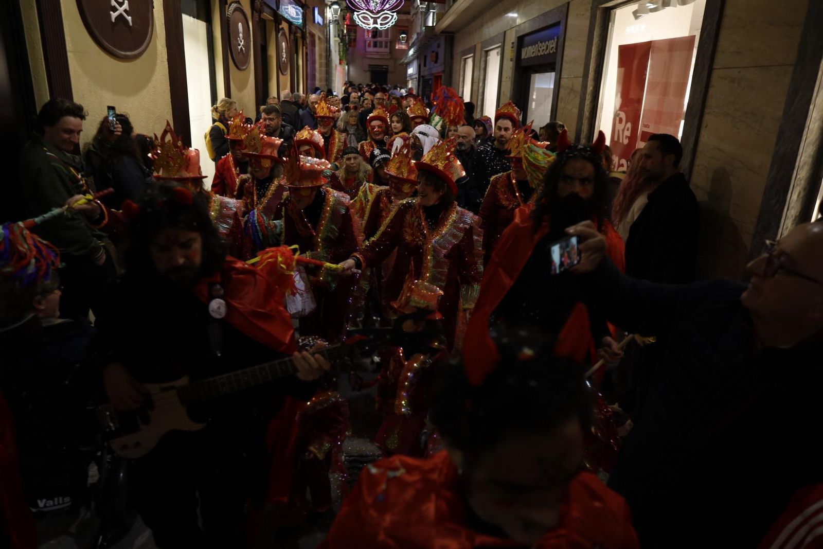 Cortejo, acto y quema del Dios Momo del Carnaval de Cádiz 2026