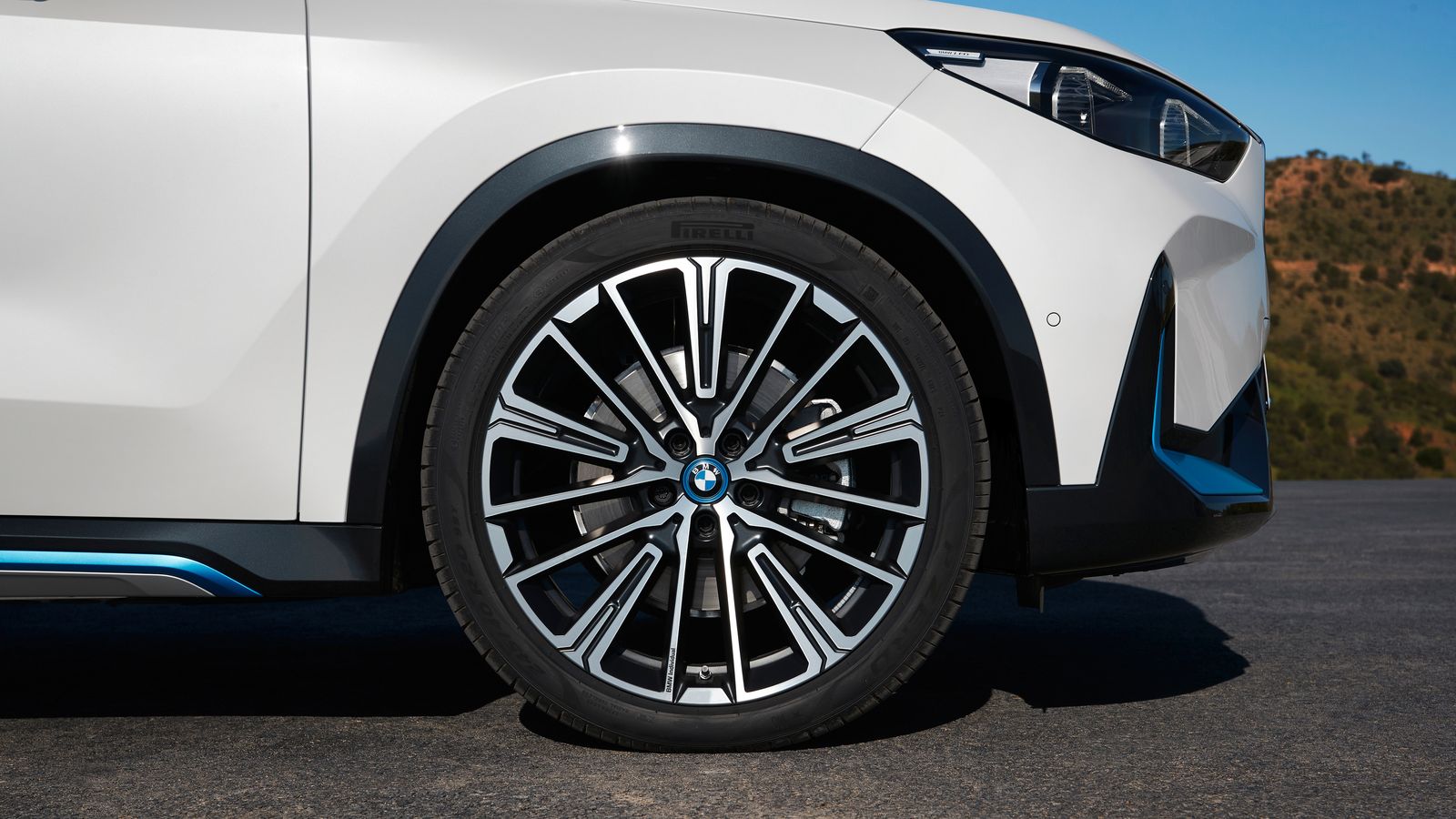 De serie, los neumáticos son 205/65 R17 100Y montados en llanta de 17", aunque en opción puede llevar hasta éstas de BMW Individual de 20" con 245/40 R20.