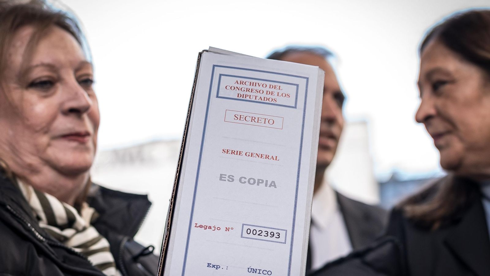 Las hermanas de García Caparrós muestran los documentos que han recibido del Congreso, tras 48 años de lucha.