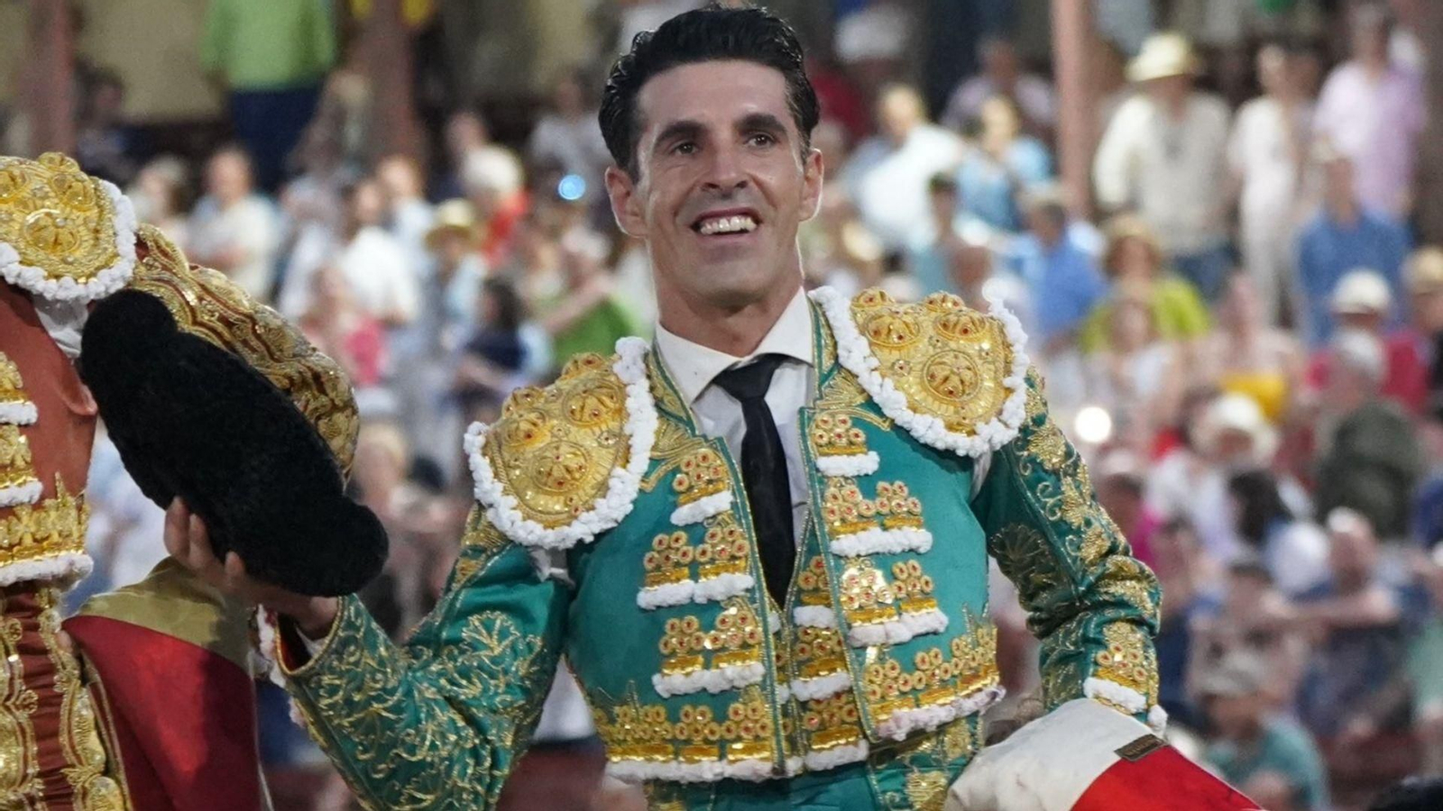 Talavante canceló su compromiso en Algeciras con parte médico y reapareció sin síntomas en Segovia, donde salió a hombros.