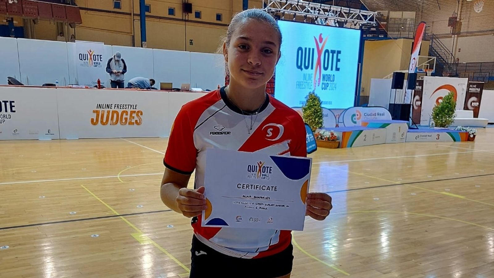 Alma González posa con su diploma mundial.