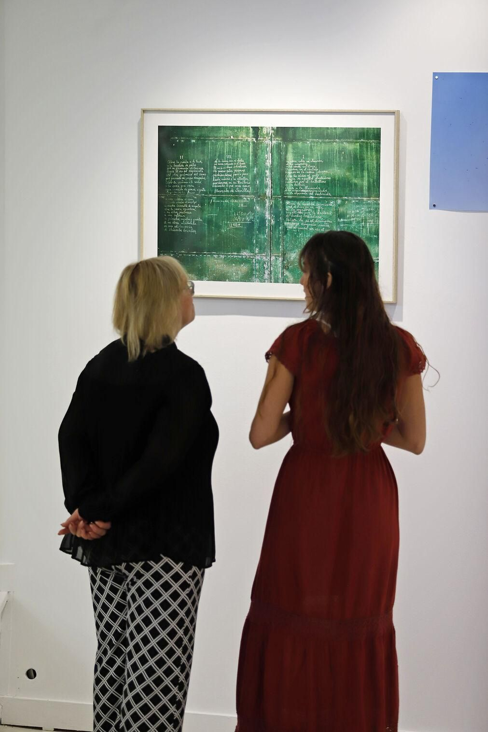 La artista comenta uno de sus cuadros durante la exposición La artista comenta uno de sus cuadros durante la exposición