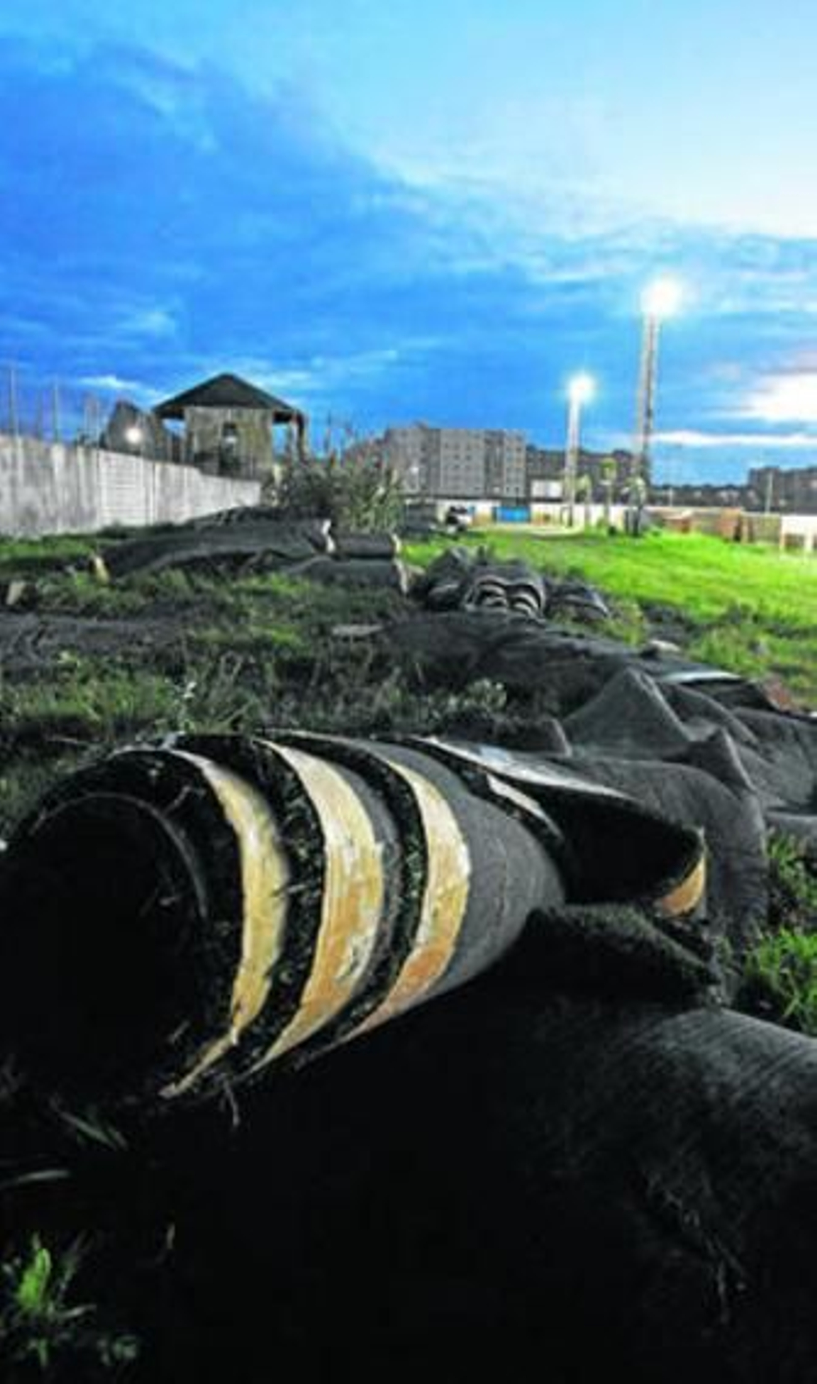 El césped sintético del Victoria Stadium, amontonado en el Virgen del Carmen